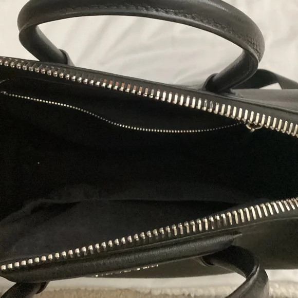 Givenchy
Antigona Medium Top Handle Bag in Grained Leather - Picture 11 of 15